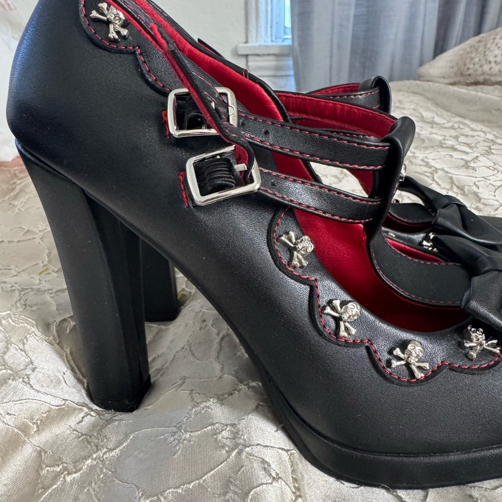 Chic Black Heels with Skull Details